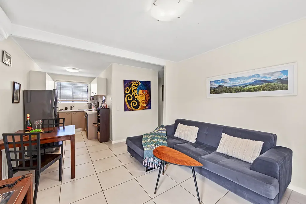Biggera Waters 2 Bedroom Coastal Charm & Convenience - Single-Level Villa Moments from the Broadwater