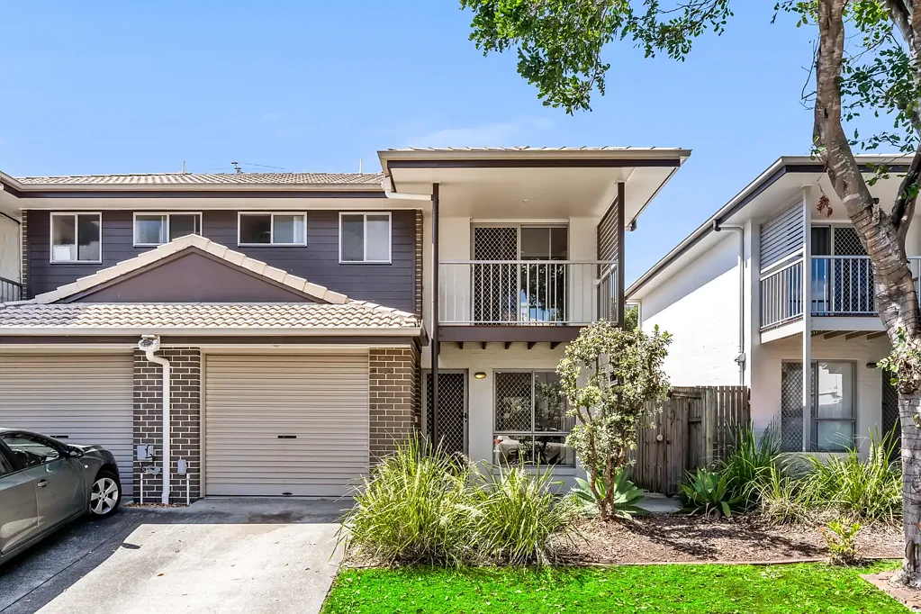 Ellen Grove 3ਬੈੱਡਰੂਮ Immaculate Townhouse in a Secure, Well-Maintained Complex!