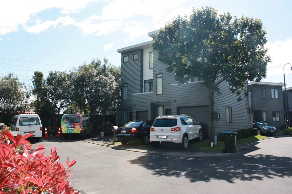 Light and spacious Gated Community Living in A...