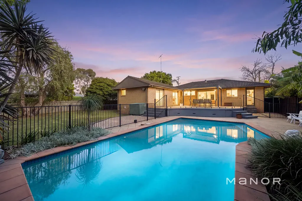 Baulkham Hills 4房 宁静无尾静街上的942平方米宽敞家庭生活空间 Spacious Family Living on 942sqm in a Peaceful Cul-de-Sac