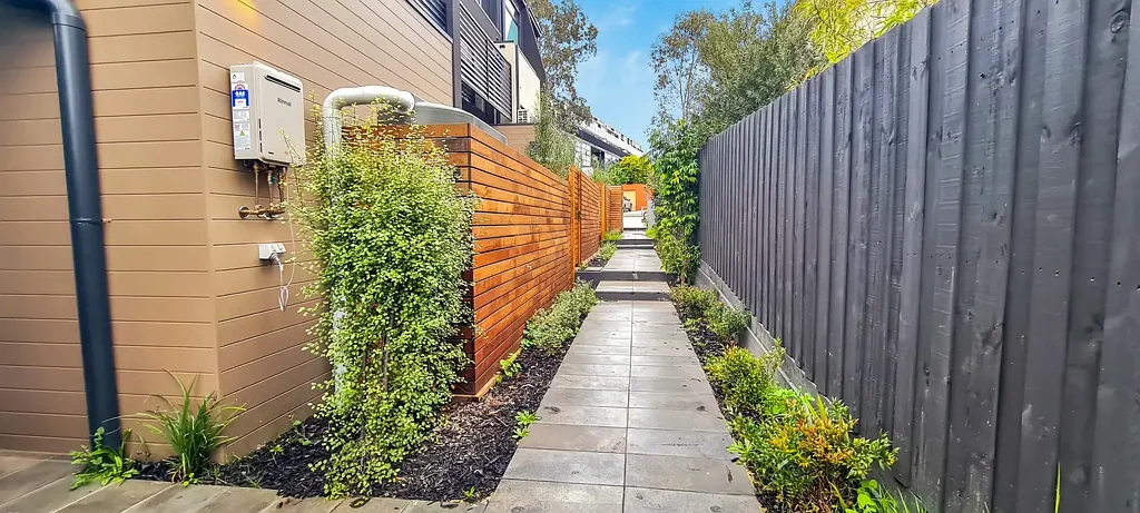 For LEASE: Ivanhoe |Townhouse | 4 Bed + 3 Bath + 2 Car | Just steps away from everything you need