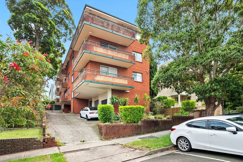 RENOVATED APARTMENT IN KENSINGTON'S MOST CONVENIENT POSITION