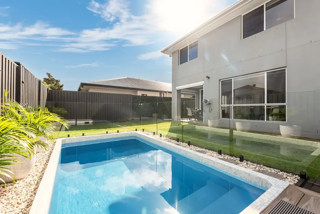Helensvale 4部屋 Location Location Location, Family dream home with a pool awaits you in the Surrounds estate! PRICE REDUCTION!