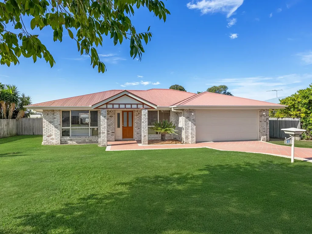 Deebing Heights 5 Bedroom Family Living at Its Finest – 900m² of Space, Style & Serenity!