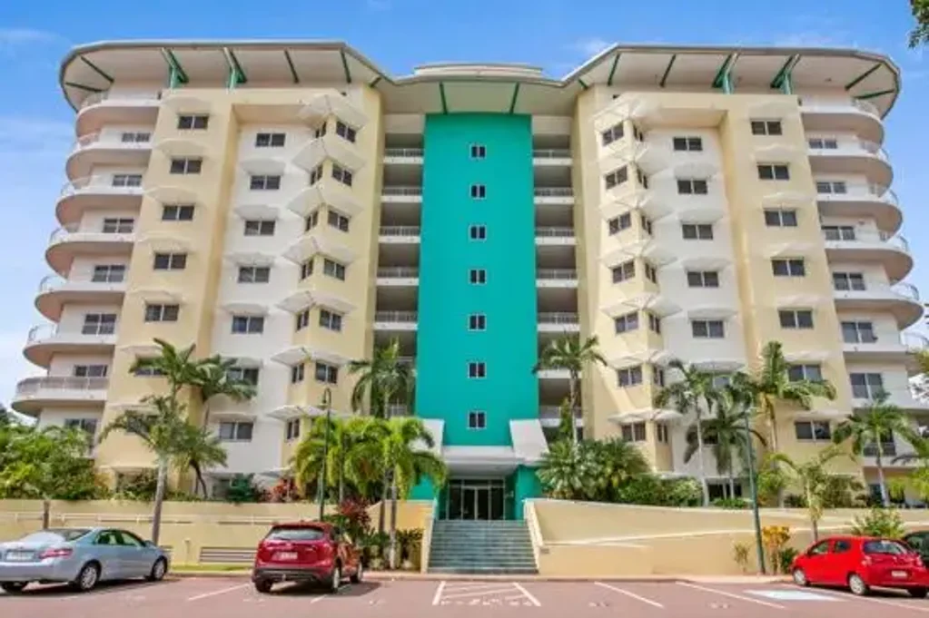 Immaculate fully furnished penthouse apartment overlooking the Harbour