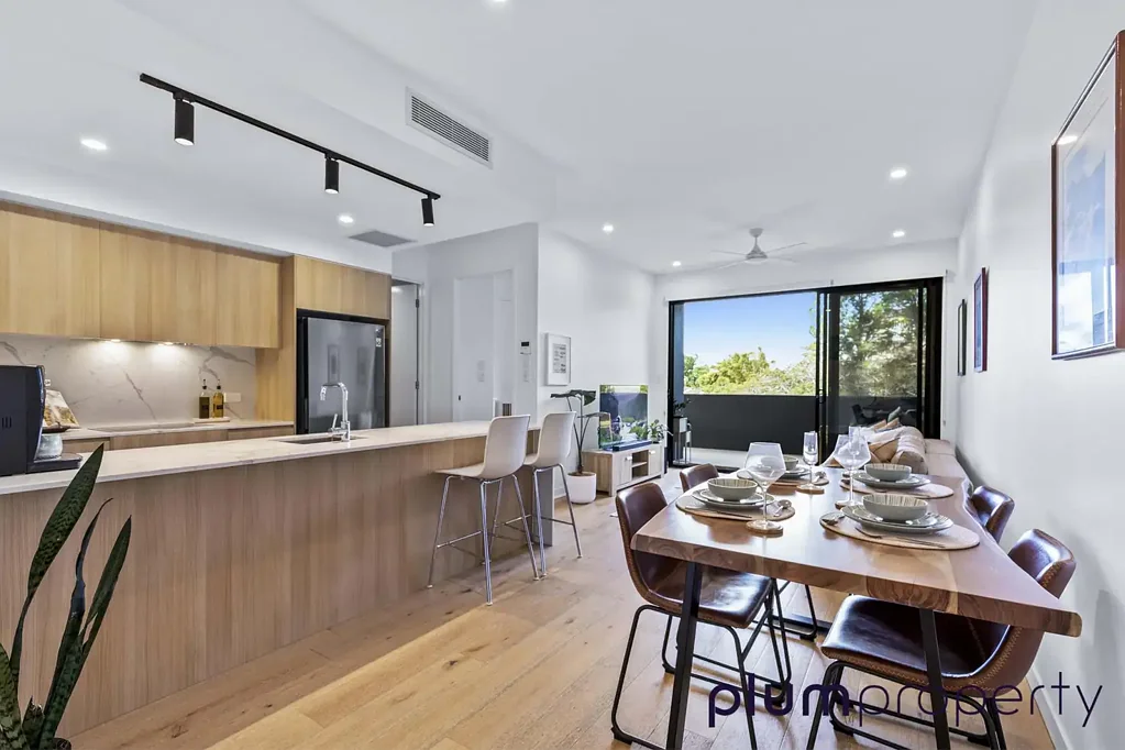 Modern Indooroopilly Unit in Prime Location – Walk to Shops, Transport & Cafés!