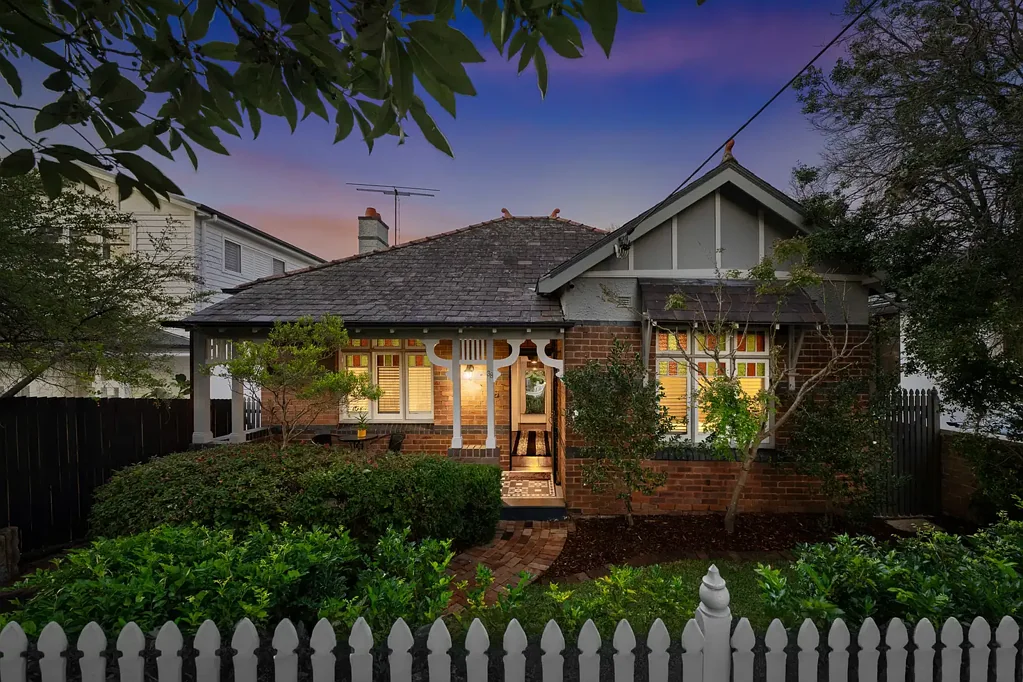 Drummoyne 4房 联邦风格经典 东北向阳光充沛 俯瞰球场水景 豪华大理石厨房 错层多功能空间 代际共居设计 盐水泳池庭院 步行海岸生活 Federation Home with Pool, Views and Family Appeal