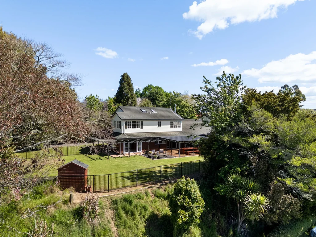 Cambridge 5 Bedroom Park-like, privacy - your in-town sanctuary!