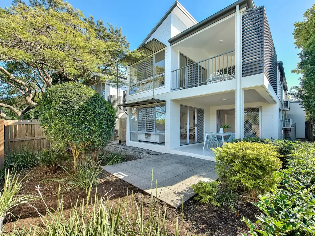 Annerley 2房  GROUND FLOOR APARTMENT OVERLOOKING PARKLAND !!