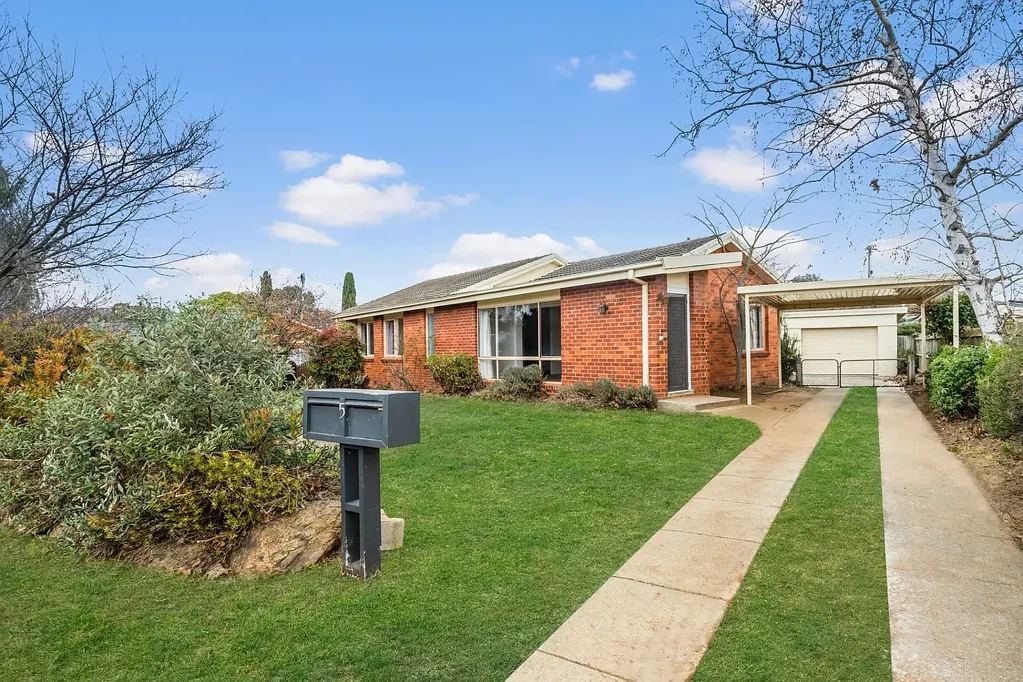 Downer 3chambre Packed with Potential in a Peaceful Cul-de-Sac