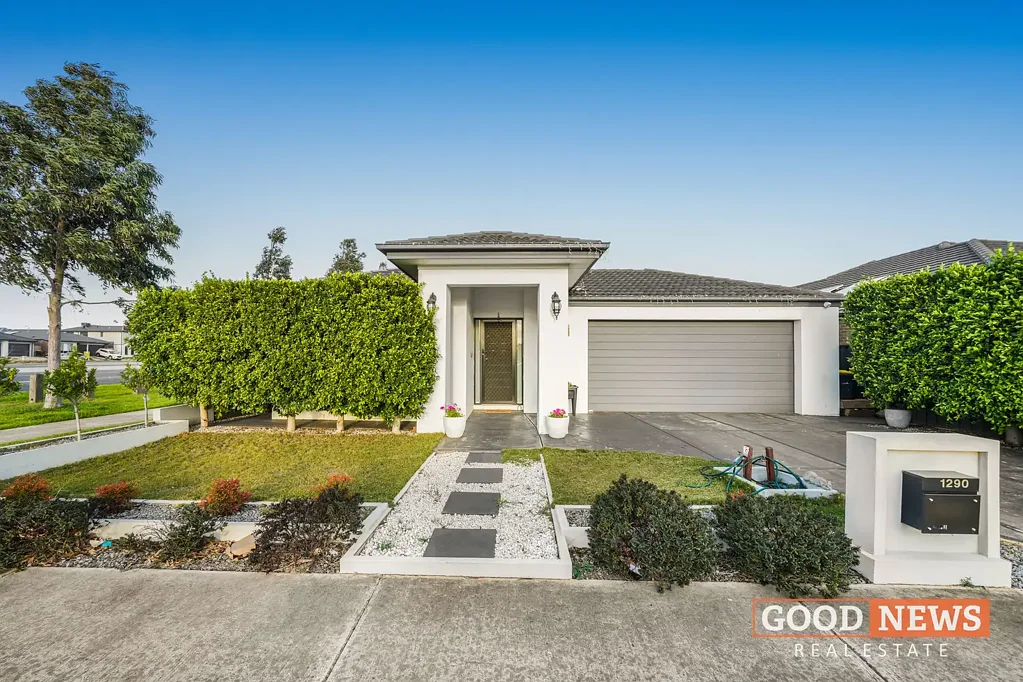 Stunning Family Home in Manor Lakes!!