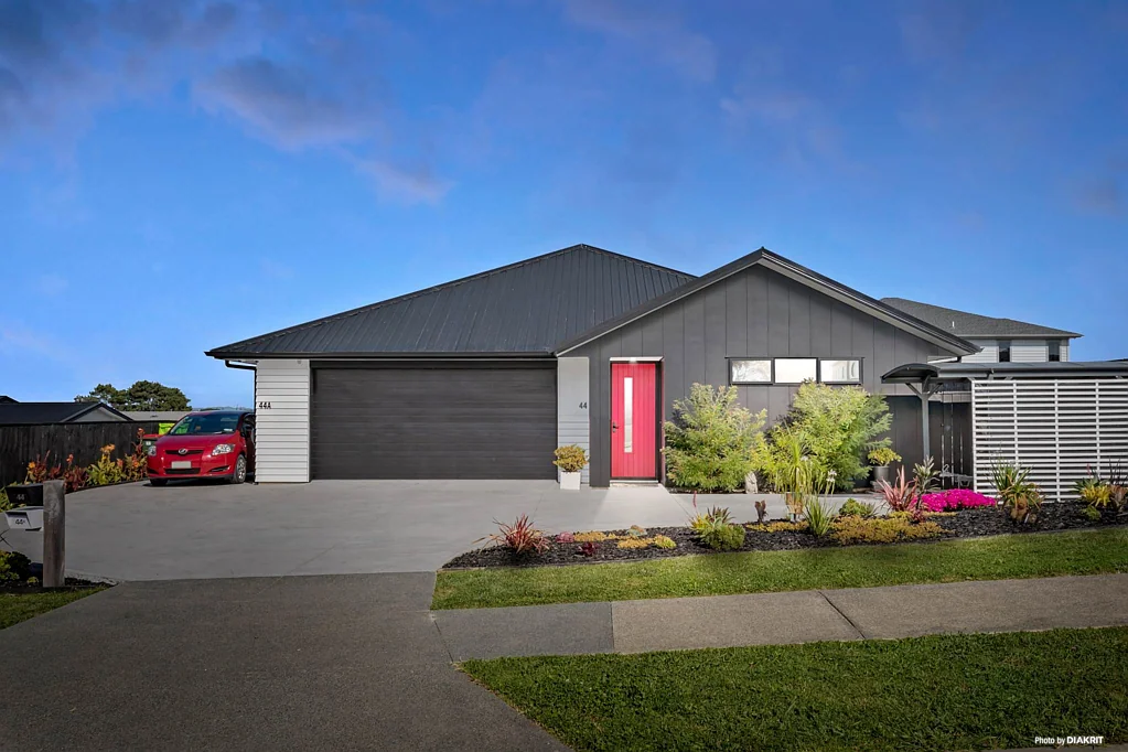 Single level 4 bedroom 2 bathroom family home ...