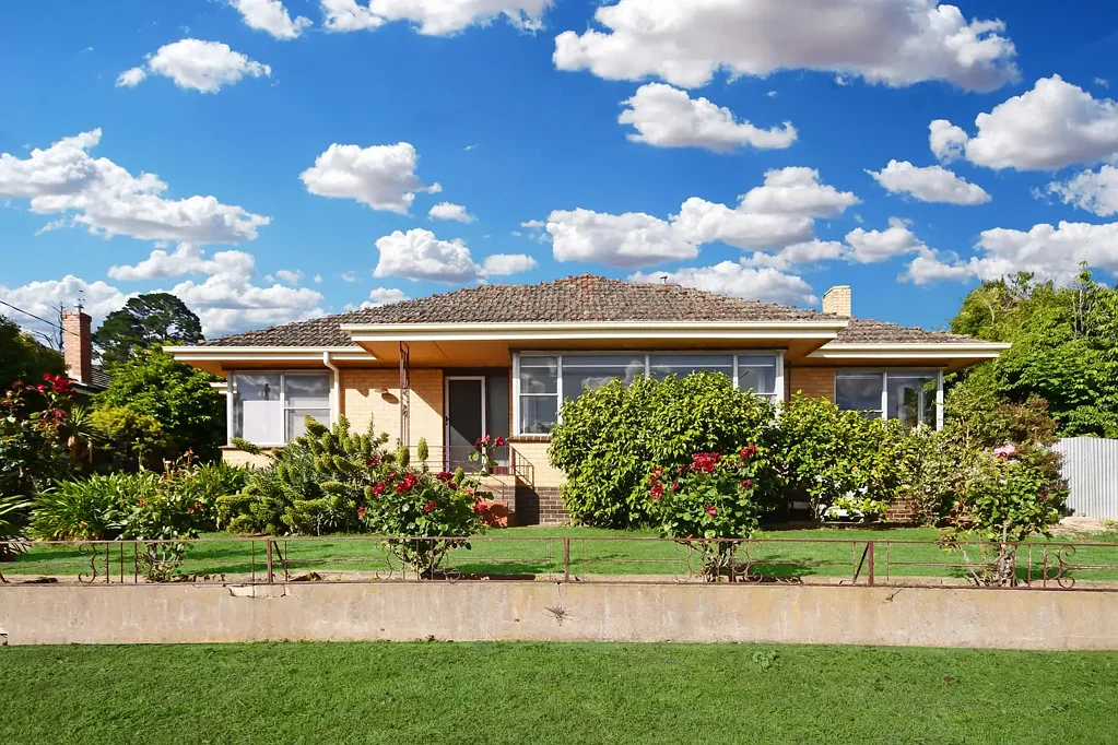 Stawell 4 Bedroom Well Built - Elevated