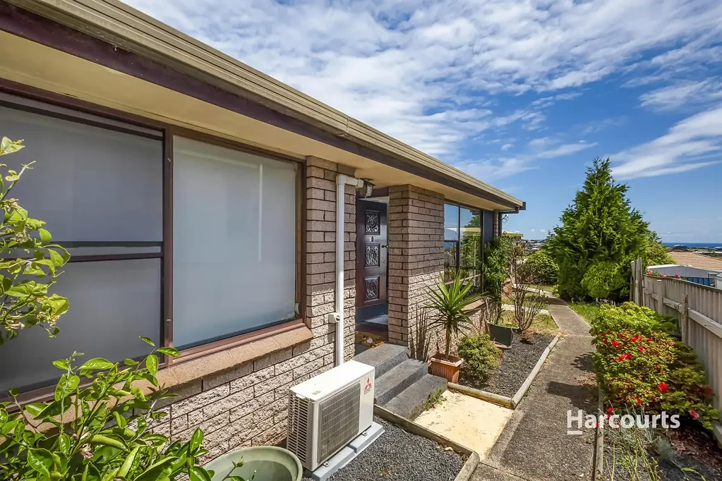 Low Maintenance, Light and Bright Unit Close to Town