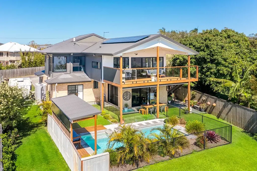 Broadwater 3房  EXECUTIVE HOME WITH RIVER FRONTAGE