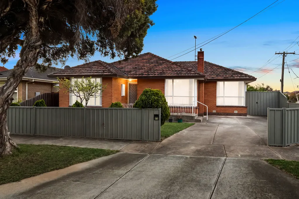 Altona North 3બેડરૂમ FIRST TIME OFFERED IN 45 YEARS - CORNER POSITION WITH POTENTIAL