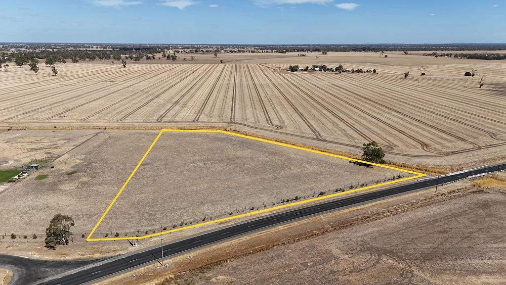 Bordertown 4.94 acres OR 2.47 acres on the Edge of Town