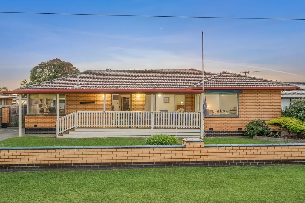 St Leonards 3 Slaapkamer Exclusive Waterfront Opportunity