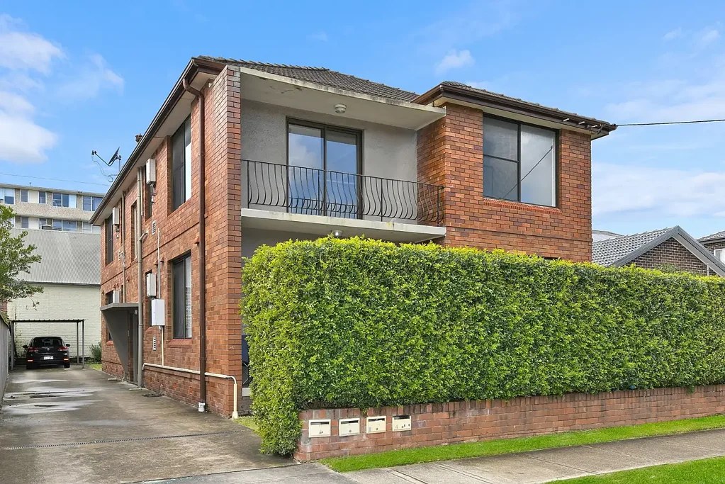 Well Presented Upper Level Two Bedroom Apartment