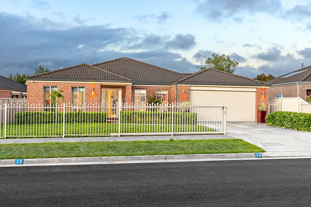 Canadian 4房  Expansive Family Living Near Canadian Lake