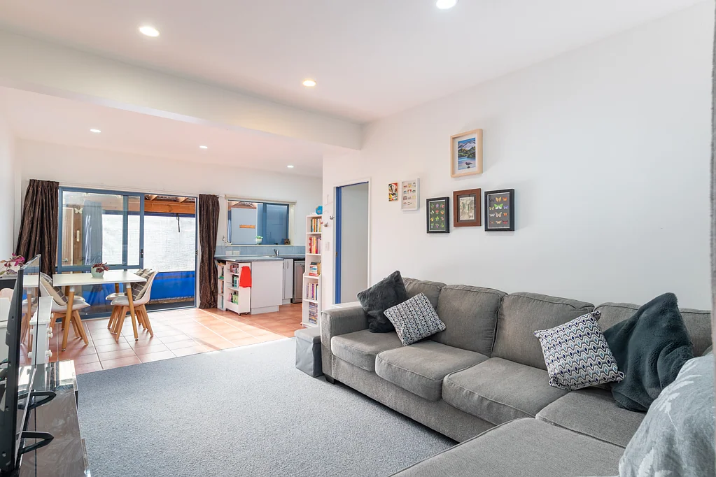 Elderslea 2 Bedroom Spacious Freehold with Private Parking