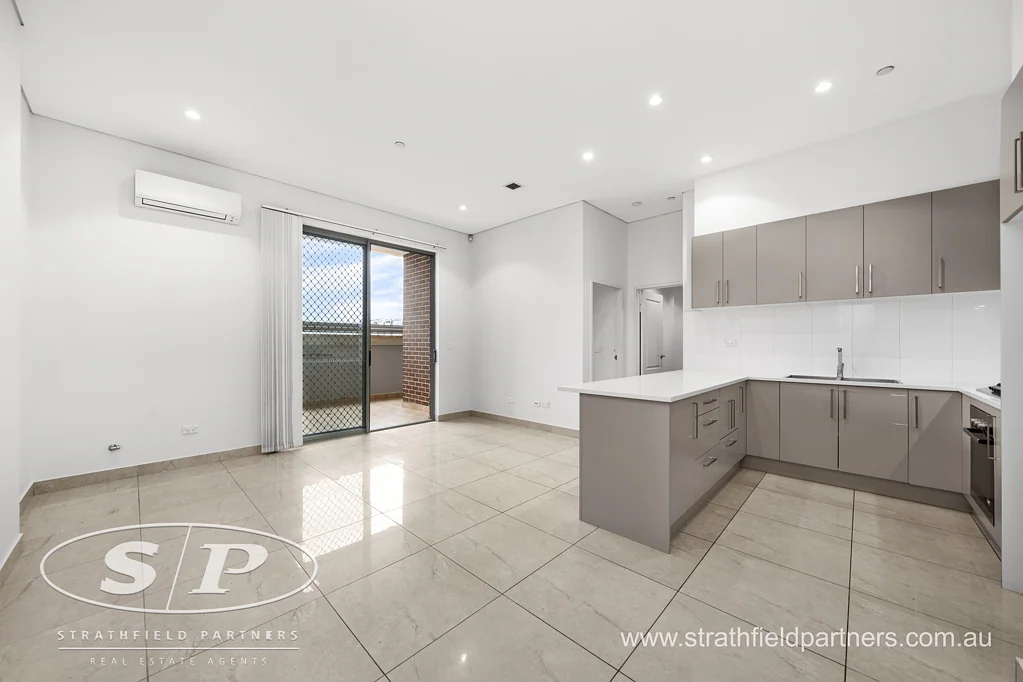 Large Entertainers Balcony, Luxury Living