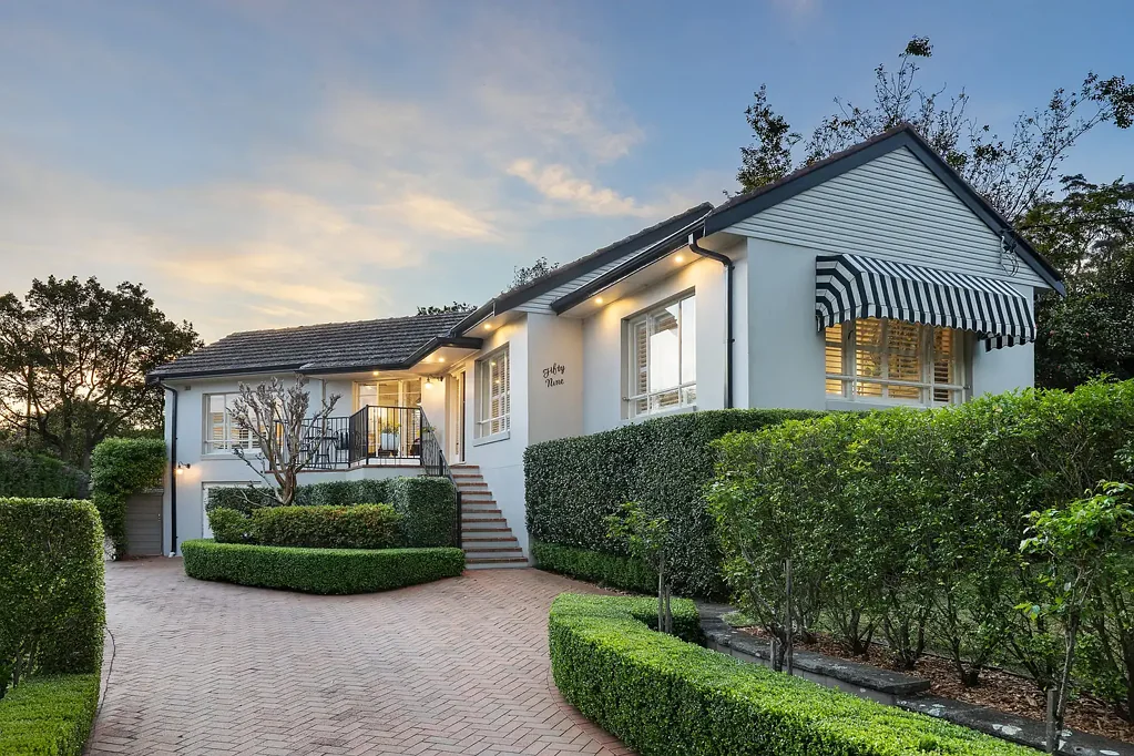 Beecroft 2房 经典风格高天花板 私密绿树环境 全砖护壁板 法式门窗 石英石厨房 Bosch电器 阳光后院 浴缸地板加热 双层玻璃主卧 学区优质学校 步行村店交通 Perfectly proportioned