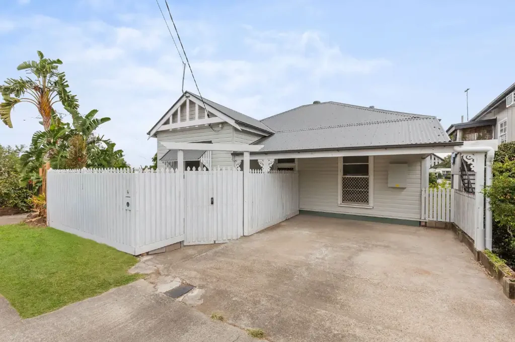 GORGEOUS HOME WITH AMAZING DISTRICT VIEWS...