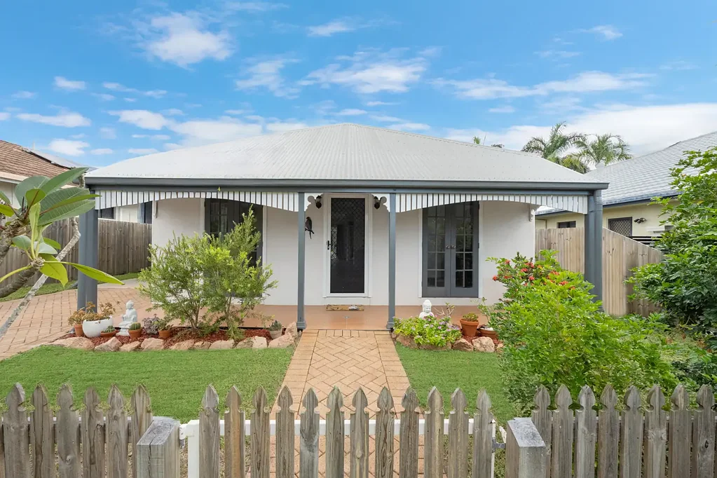 Douglas 3房  Fully renovated through out - Simply stunning