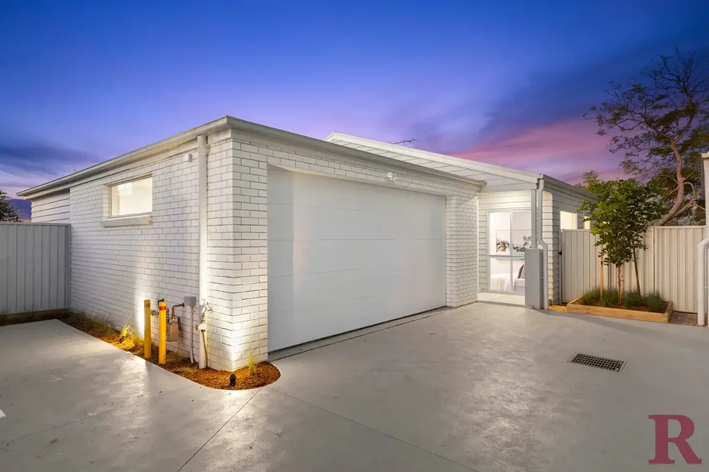 Kirrawee 3房 全新建筑师设计 高天花板 开放式起居区 高端厨房 石材台面 私密低维护庭院 双车位封闭车库 Spacious single level villa - no common walls