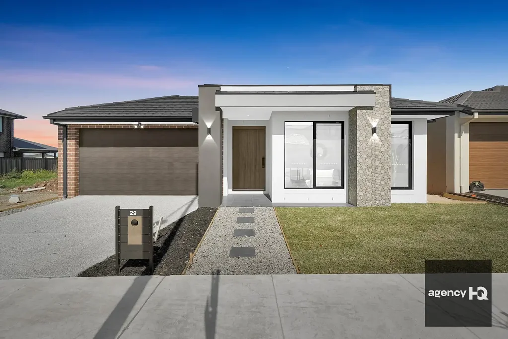 Luxury & Stunning Brand-New Home!