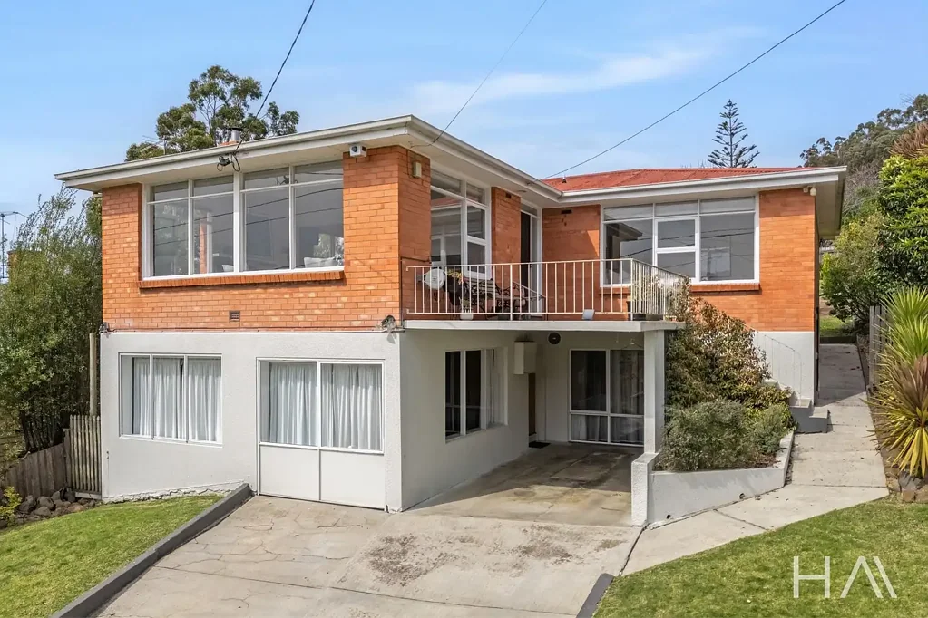 South Launceston 4બેડરૂમ A distinctive 1960s home with modern style, versatile living and an elevated outlook.