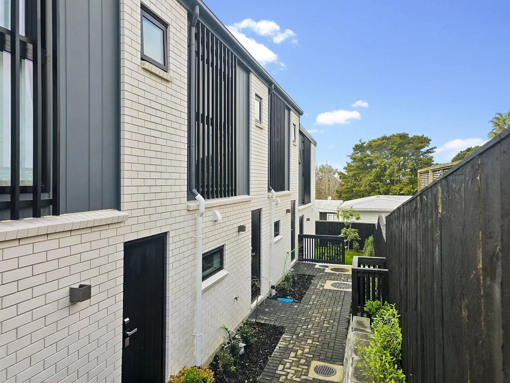 Brand new 2 Bedroom- Walking distance to Takap...