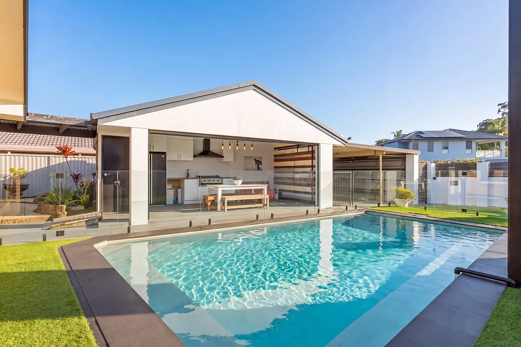 Burleigh Waters 4房  Burleigh Waters Opportunity - Live, Invest or Redevelop (STCA)