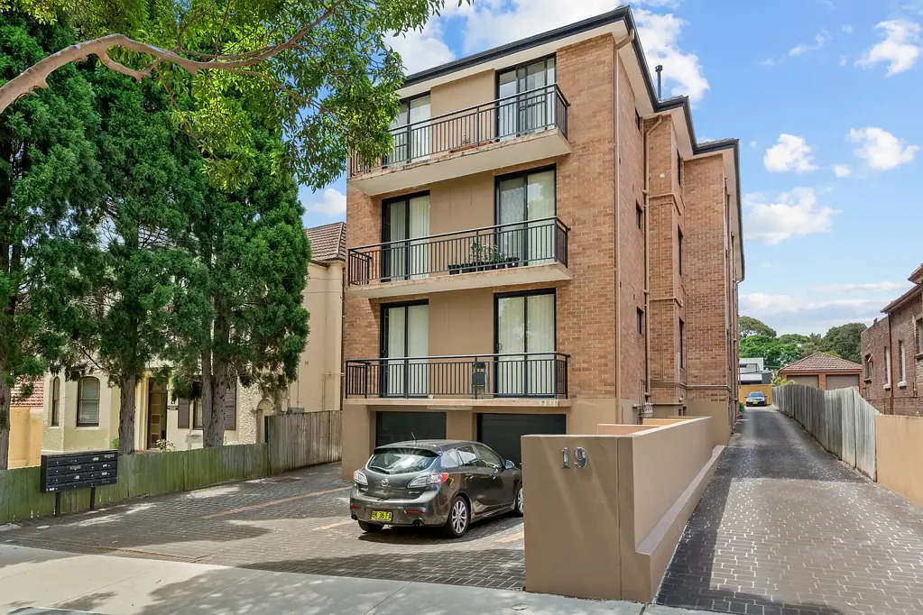 Comfortability & Convenience In The Heart Of Summer Hill