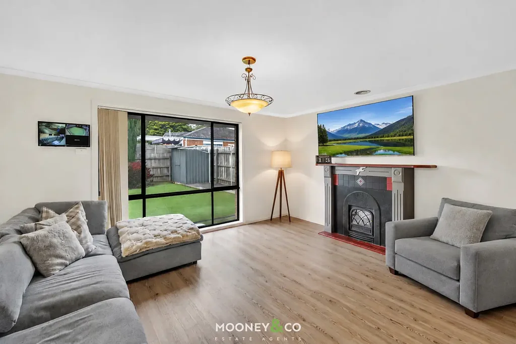 Cranbourne West 3कमरा Easy Living, Immaculate Outdoors, Everything You Need