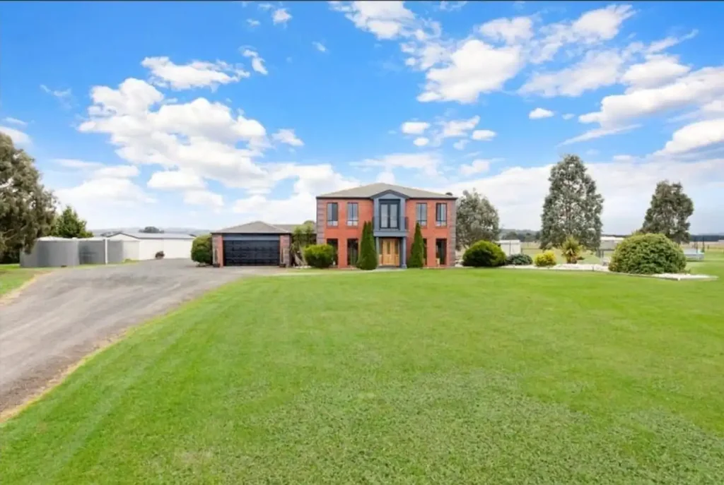 Lifestyle Acreage Living on 10 Acres – Spacious Family Home with Excellent Facilities