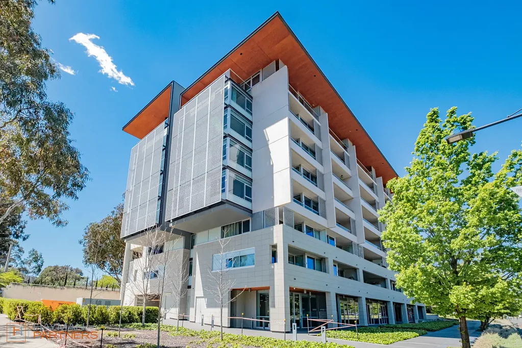 Reid 1ห้องนอน Elevated City Living with Panoramic Lake Views