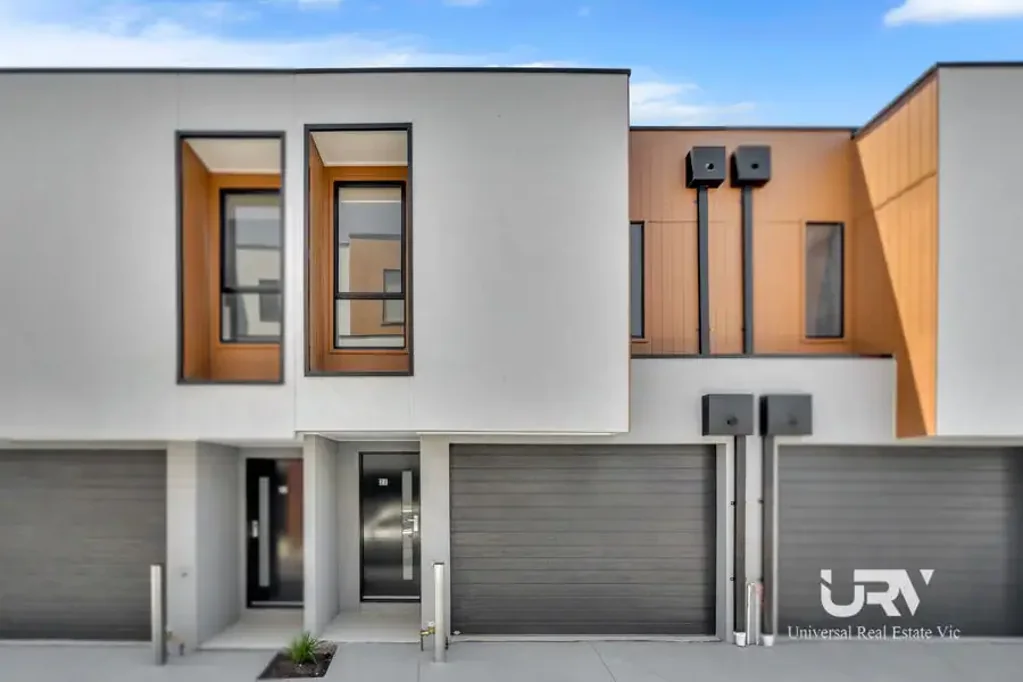 TOWN HOUSES READY TO MOVE IN!!!