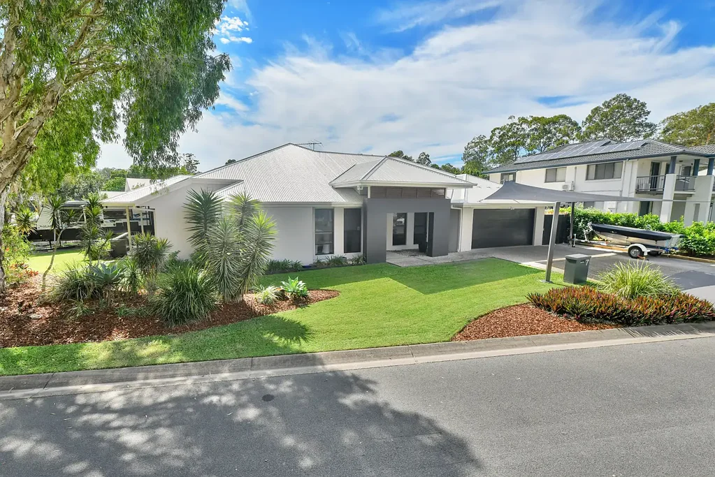 Seventeen Mile Rocks 4 Bedroom Private and Modern Cul-de-Sac Living Opposite Parkland – Room for Caravan & Boat