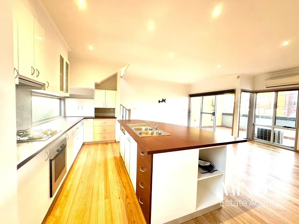 Contemporary Townhouse Over Three Levels