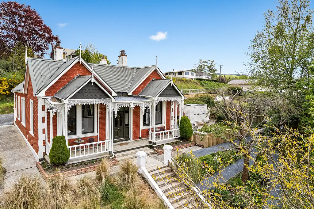 Lawrence 3Kwarto Going for a Song!