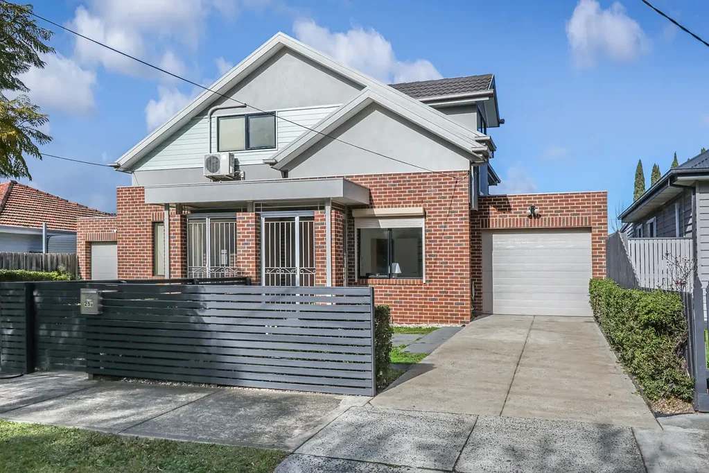 Pascoe Vale 3 Bedroom Spacious living in this convenient Pascoe Vale location