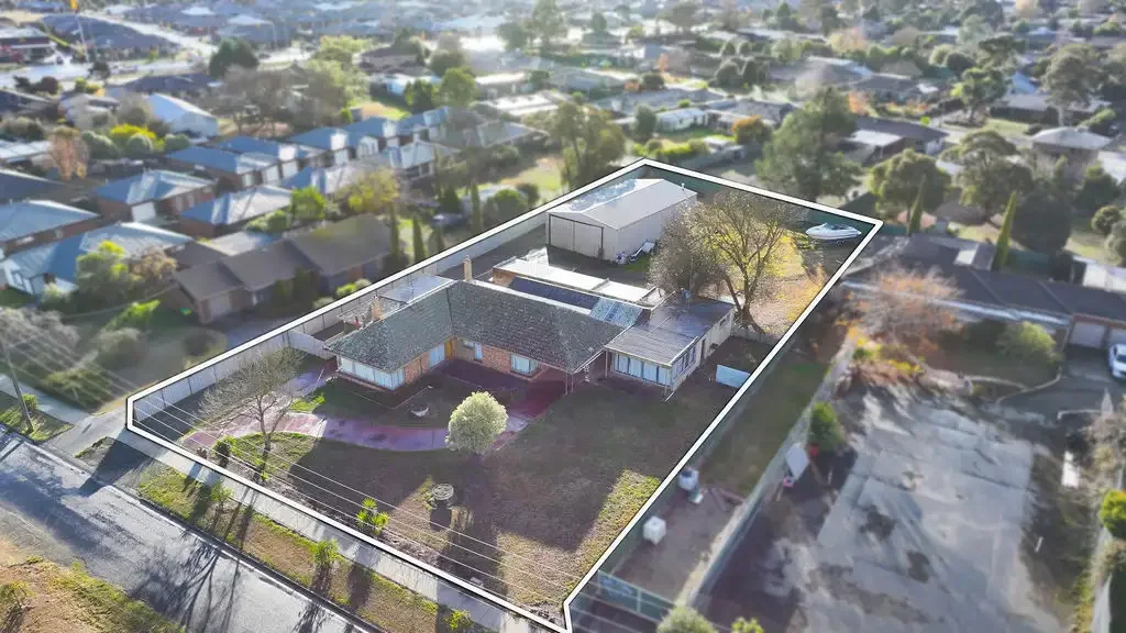 Delacombe 3Zimmer Prime Development Opportunity with Permit & Plans in Booming Delacombe