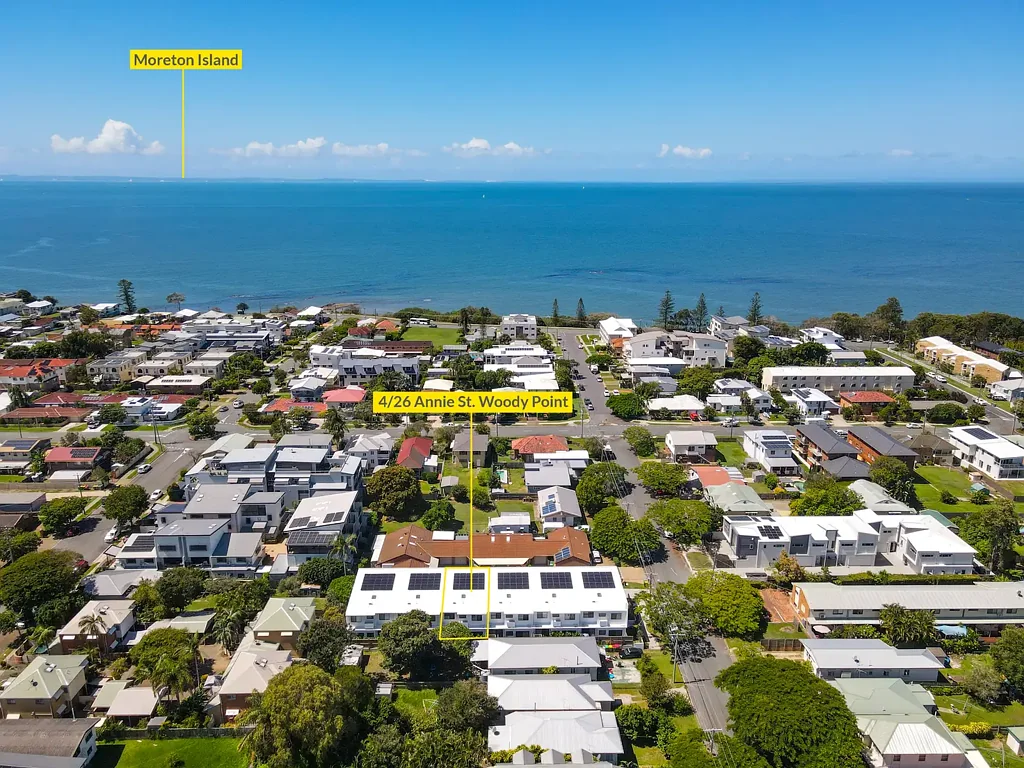 Woody Point 4房 滨水豪华住宅 250米近海 开放式起居区 厨师厨房 双车库 3.6米高天花板 定制细木工 太阳能系统 Luxury bayside living without the maintenance