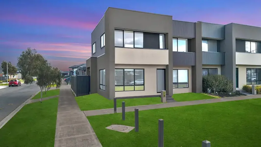 Greenvale 3房 Greenvale Lakes 中心地带的时尚低维护生活 Stylish, Low-Maintenance Living in the Heart of Greenvale Lakes