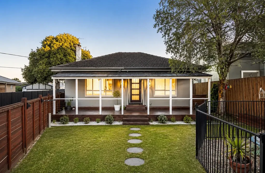 Chadstone 3침실 E.O.I by 8 July 2pm -  Comfort, Convenience and Court-side Living in Chadstone