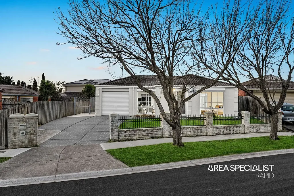 Narre Warren South 4房 简介：Narre Warren South 理想地段的宽敞家庭住宅，集空间、采光与生活方式于一体 The Brief: Spacious Family Living in a Desirable Narre Warren South Location with Space, Light & Lifestyle