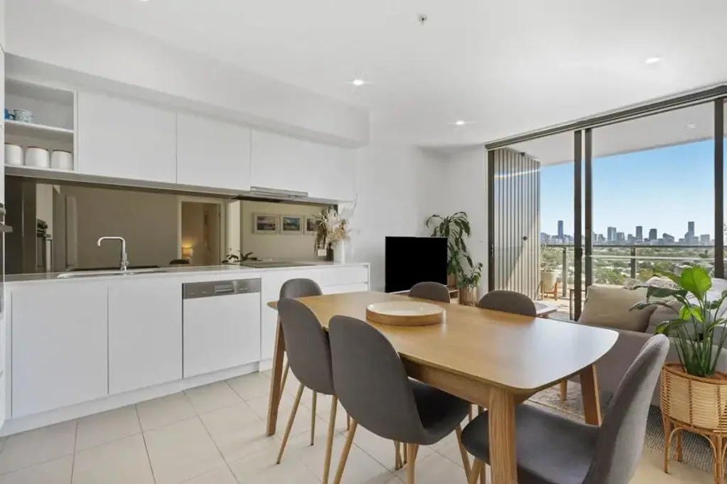 Coorparoo 2ห้องนอน Stunning City Views Immaculately Presented with Storage Cage