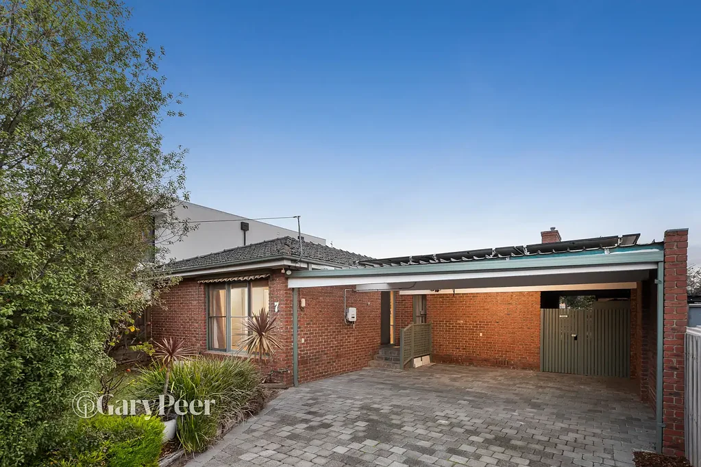 Bentleigh 5 Bedroom Spacious single-level family living in a premier parkside pocket